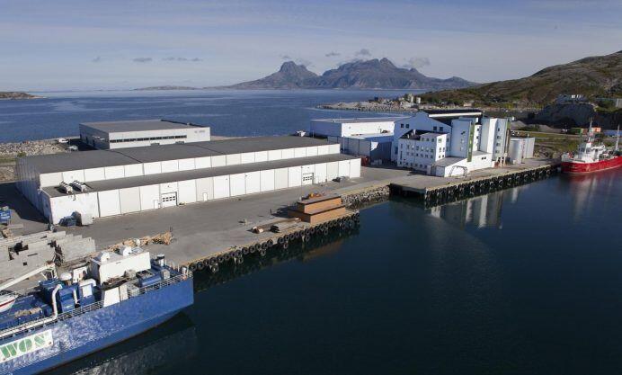 Nordland Fryseterminal sett fra lufta, med kaia, fartøy og fjordlandskapet rundt Bodø